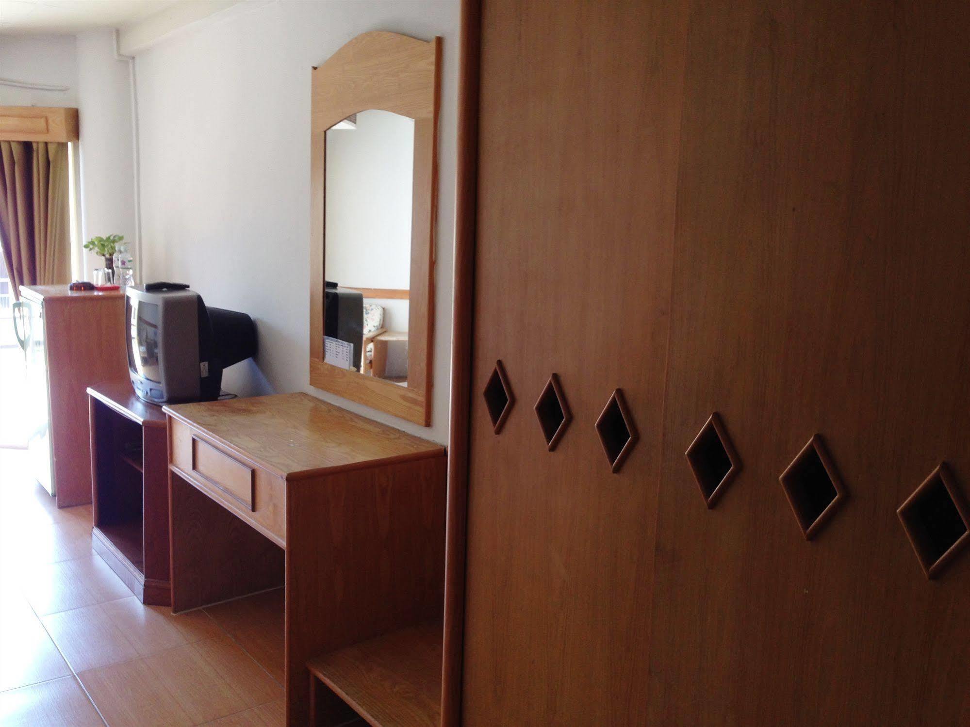 Skaw Beach Hotel Pattaya Bagian luar foto